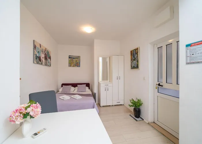 Isaura Apartments