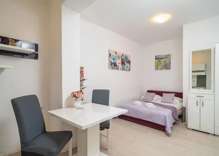 Isaura Apartments